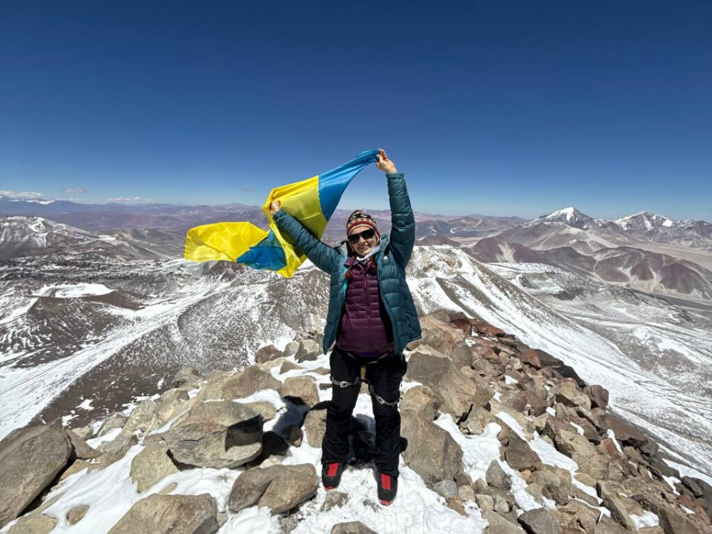 Підкорення стоматологом вершини найвищого вулкану світу