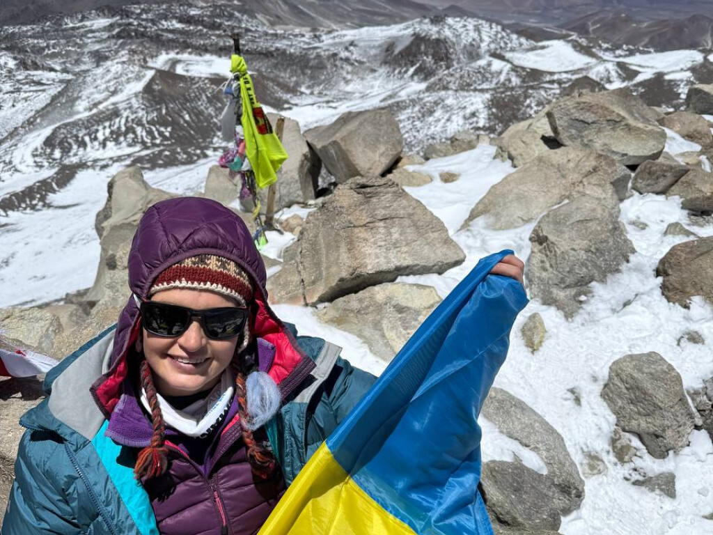 Підкорення стоматологом вершини найвищого вулкану світу